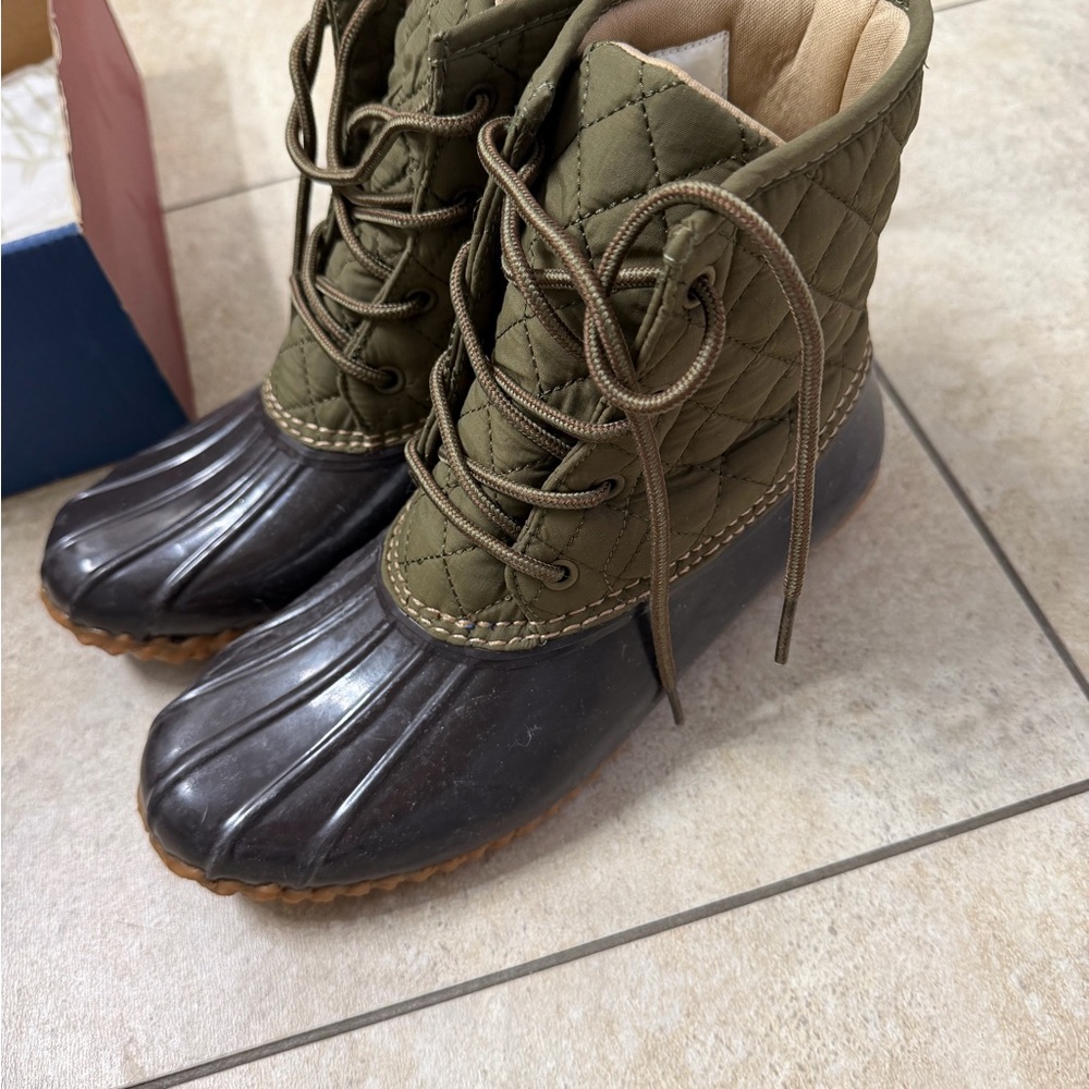 JBU Quilted Green and Black Winter Boots